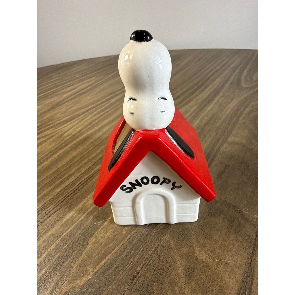 Vintage 1970 Snoopy Determined Productions Doghouse Planter Peanuts Red Schulz